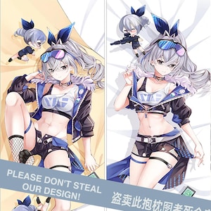 Könnte beinhalten: Ein Anime-Charakter mit langen silbernen Haaren und blauen Augen liegt auf einem weißen Bett. Der Charakter trägt eine blau-weiße Jacke, ein weißes Crop-Top und schwarze Shorts. Der Charakter hat eine blaue Schleife im Haar und trägt schwarze Netzstrümpfe. Der Charakter ist von kleineren Versionen von sich selbst umgeben. Der Text "PLEASE DON'T STEAL OUR DESIGN!" befindet sich auf der linken Seite des Bildes. Der Text "盗卖此抱枕图者死全家" befindet sich auf der rechten Seite des Bildes. Der Text "WAIFU CUDDLES" befindet sich am unteren Rand des Bildes.