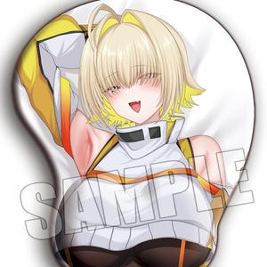 Puede incluir: Alfombrilla de ratón de estilo anime con una ilustración de un personaje rubio sonriente con ropa amarilla y blanca. La alfombrilla tiene un reposamuñecas y la palabra "SAMPLE" está impresa en la parte inferior.