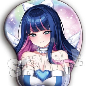 Puede incluir: Alfombrilla de ratón personalizada con una ilustración de estilo anime de un personaje femenino con pelo largo azul, reflejos rosas y un lazo blanco. El personaje lleva un atuendo azul y blanco con un detalle en forma de corazón. La palabra "SAMPLE" está impresa.