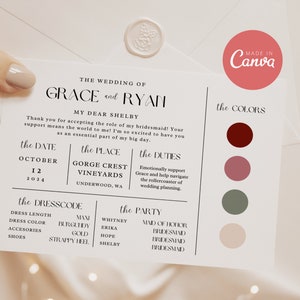 Könnte beinhalten: Eine Hochzeitseinladungskarte mit weißem Hintergrund und schwarzem Text. Die Karte enthält das Hochzeitsdatum, den Ort und die Kleiderordnung. Die Farben der Hochzeit sind Burgunderrot, Blush, Salbeigrün und Creme.