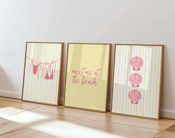 Arte mural playero en amarillo mantequilla y rosa, estampado de bikini, "Encuéntrame en la playa", póster imprimible de nieta costera preppy, decoración de pared con rayas de moda
