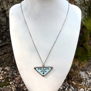 小物 PRADA Triangle Logo Enamel l Charm 小物 PRADA Triangle Logo