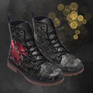 Botas de combate góticas con letras de amor, zapatos casuales unisex pintados con rosas, calzado de festival de cuero sintético emo floral para primavera, verano, otoño e invierno