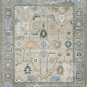 K&ouml;nnte beinhalten: Ein beiger Teppich mit einem blauen und gr&uuml;nen geometrischen Muster. Der Teppich hat einen Fransenrand.