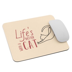 Może przedstawiać: Beżowa podkładka pod mysz z czerwonym napisem "Life's Better With A Cat" i czarnym rysunkiem kota rozciągającego się.