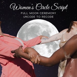 Peut inclure: Trois personnes se tiennent en cercle, se tenant la main, avec une pleine lune en arrière-plan. L'image est placée sur un fond de ciel sombre avec des étoiles. Le texte "Women's Circle Script" et "Full Moon Ceremony" est en haut de l'image.