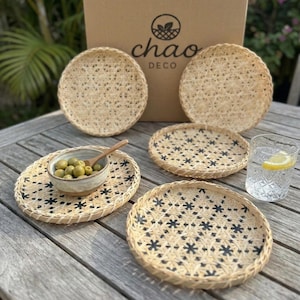 Cesto plano de bambu trançado à mão – Bandeja decorativa com padrão de floco de neve (23 cm), bandeja redonda para servir à mesa de jantar.