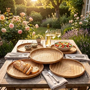 Conjunto de cestos planos de bambu trançado à mão: bandeja de bambu vietnamita, bandejas redondas para servir, decoração boho para mesa de jantar externa.