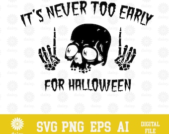 Può includere: Grafica in bianco e nero con un teschio con due mani scheletriche che fanno il gesto "non è mai troppo presto per Halloween". Il testo "It's Never Too Early For Halloween" è scritto in un carattere gotico in grassetto.