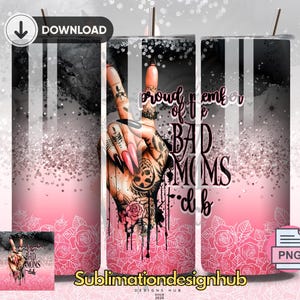 Può includere: Un design di sublimazione per un tumbler con uno sfondo di glitter rosa e nero e una mano che fa il segno della pace. La mano ha dei tatuaggi e della vernice nera che cola. Il testo recita "Proud member of the Bad Moms Club".