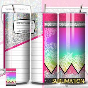 Peut inclure: Deux gobelets isothermes avec un thème de cahier de composition. L'un présente un effet de paillettes argentées avec une bordure rose et les mots "Composition Book". L'autre présente un motif de crayon avec un dégradé arc-en-ciel et le mot "Sublimation".
