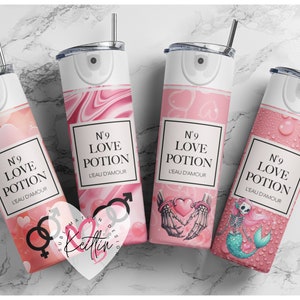 Puede incluir: Cuatro vasos de acero inoxidable rosa y blanco con diferentes diseños. Cada vaso tiene una etiqueta negra con el texto "N9 LOVE POTION L'EAU D'AMOUR". Los diseños incluyen un patrón de mármol rosa, corazones rosas, una mano de esqueleto sosteniendo un corazón y una sirena con una cola rosa.