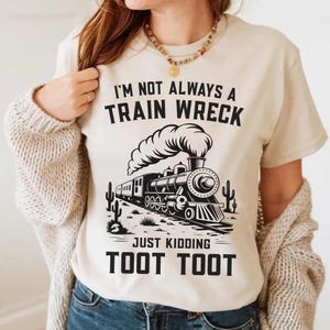 Ich bin nicht immer ein Zugunglück svg, sarkastischer Humor svg, lustiges Zugzitat, alter Zug svg, Toot Toot Trainwreck, heißer Mess Humor, Trainwreck svg
