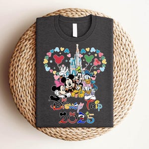 Maglietta Mickey Friends Disney Trip 2025, Disneyland Magical Kingdom, Maglietta Disney Group, Vacanze in famiglia Disney, Maglietta Mickey Friends