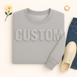 Aangepast sweatshirt met opvallende tekst in reliëf op borst en mouw, gepersonaliseerd uniseks cadeau voor mannen of vrouwen, hoodie met verhoogde tekst