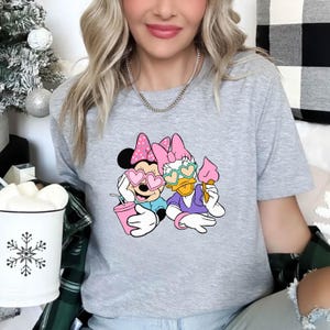 Disney Besties Shirt – Cute Minnie and Daisy Graphic Tshirt for Girls or Women – Funny Cartoon Tee for Parks, Trips or Matching Looks