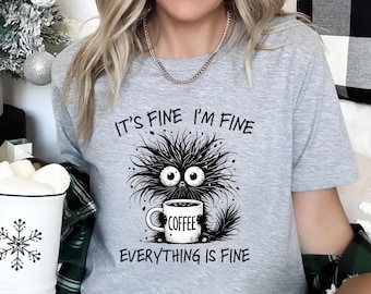 Divertente maglietta sul caffè – Va tutto bene, sto bene, tutto va bene con il mostro dai capelli pazzi, maglietta grafica sarcastica sulla caffeina per donne