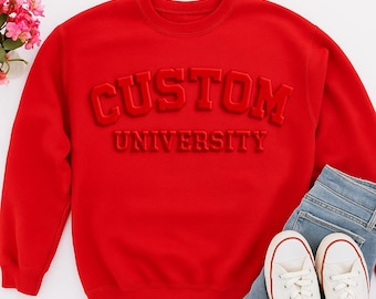 Sudadera universitaria personalizada con texto en relieve en el pecho y la manga. Regalo unisex personalizado para hombre o mujer. Sudadera con capucha con texto en relieve.
