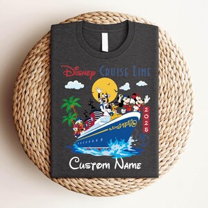 Maglietta Disney Cruise Line 2025, Maglietta con testo personalizzato, Il posto più felice della Terra, Maglietta Topolino e i suoi amici, Maglietta Disney Lovers, Abbinamento famiglia