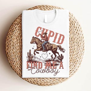 キューピッドがカウボーイのバレンタインデーTシャツを見つけてくれる、ウエスタンバレンタインTシャツ、ハウディバレンタインスウェットシャツ、カウガールバレンタインシャツ、カップルラブTシャツ