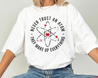 Chemise drôle d'atome pour les amateurs de science - ne faites jamais confiance à un atome, ils composent tout idée cadeau tshirt blague chimie nerd physique