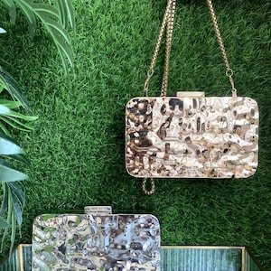 Metallic strukturierte Clutch Bag | Abstrakte Silberne Abendtasche mit Kette | Moderne Party Tasche | Abendkette Handtasche | Bezaubernde Party Clutch
