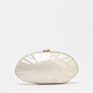 Pearl Shaped Clutch Bag with Gold Chain & Closure – Oval Clutch With Gold Chain Elegant White Evening Purse for Weddings, Parties, Gift