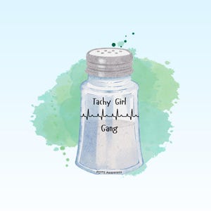 Puede incluir: Un salero de vidrio transparente con tapa plateada, lleno de sal blanca. Las palabras "Tachy Girl Gang" y una línea de ECG están impresas en la parte delantera. El fondo presenta un lavado de acuarela verde y azul.