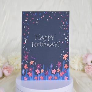 Biglietto di auguri per la notte dei fiori, biglietto di auguri con fiori, biglietto di compleanno illustrato, cielo notturno con coriandoli e fiori per la fidanzata, l'amica e lei