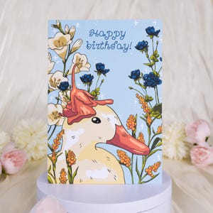 Biglietto di auguri di compleanno con anatra blu, biglietto di auguri con fiori blu, biglietto di auguri illustrato, anatra circondata da fiori blu, interno vuoto