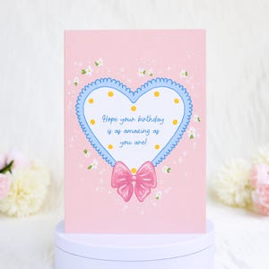 Leuke elegante verjaardagskaart, wenskaart verjaardagswensen, eenvoudige strik illustratie wenskaart voor moeder, leuke elegante kaart met envelop