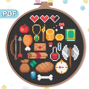 以下が含まれることがあります： 木製の刺繍枠の中に、ハート、コイン、武器、食べ物などのピクセル化されたゲームアイコンが描かれたクロスステッチのデザイン。黒い背景です。テキスト「.PDF」は左上にあります。