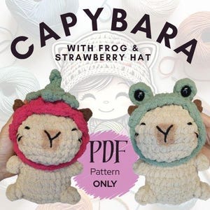 Puede incluir: Dos peluches de carpincho de ganchillo, uno con sombrero de fresa y otro con sombrero de rana. La imagen tiene el texto "CAPYBARA WITH FROG & STRAWBERRY HAT" y "PDF PATTERN ONLY". Los carpinchos son beige con ojos negros y nariz en forma de "Y".