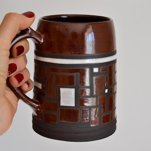 Handcrafted Black Stoneware Beer Mug: Burgundy Geometric Ceramic Tankard