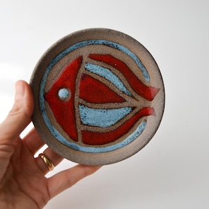Handgemachter Wandteller aus Steinzeug: Abstraktes Fisch Design, Rot & Blau