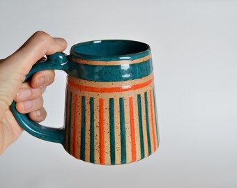 Gestreifte Steinzeug-Tasse, handgefertigt: Rustikale, moderne Keramik mit Daumenauflage, 14 oz