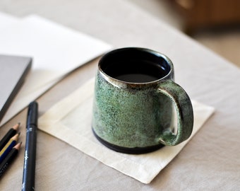 Handcrafted Black Stoneware Pottery Mug in Emerald Green, Ceramic Tumbler for Tea/Drip Coffee/Americano/Latte/Cappuccino, Cup with Handle