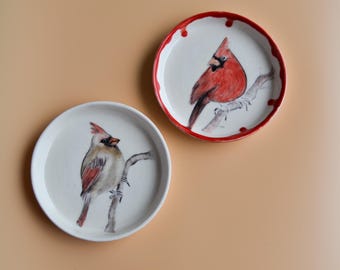 Handgeschilderde borden van kardinaal aardewerk: woondecoratie met vogels (set van 2)