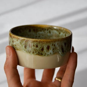 Handgemachte Steinzeug Schale: Kleine Keramikschale mit Leoparden Glasur