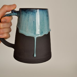 Jarra de cerveza de gres negro: Jarra de cerveza grande de cerámica hecha a mano con esmalte azul.