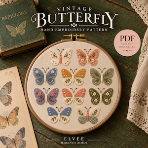 Pode incluir: Um bastidor de bordado circular de madeira contendo um painel de tecido bege com nove borboletas bordadas em várias cores, incluindo azul, rosa, amarelo e verde. O texto VINTAGE BUTTERFLY HAND EMBROIDERY PATTERN e PDF INSTANT DOWNLOAD é visível.