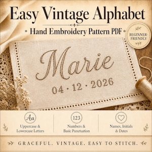 Op de afbeelding: Een beige handborduurpatroon PDF met de tekst "Easy Vintage Alphabet". Het ontwerp bevat de naam "Marie" en de datum "04.12.2026" in een vintage stijl. Het patroon is beginnersvriendelijk en bevat hoofdletters en kleine letters, cijfers en basisinterpunctie.