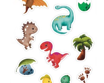 Op de afbeelding: Vel met dinosaurusstickers met diverse kleurrijke cartoondinosaurussen, een palmboom en dinosaurusvoetstappen. De stickers bevatten een vliegende dinosaurus, een langnekdinosaurus en een dinosaurus die uit een ei komt. De tekst "Moonstars + Sticker Company" en "Dinos" staan bovenaan.