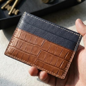 Kaarthouder van bruin kalfsleer met krokodillenprint, handgemaakt, met zadelsteek, voor heren