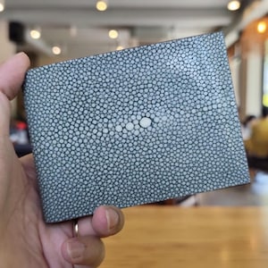 スティングレイ二つ折り財布（メンズ）｜ネイビーブルーのエキゾチックレザー財布｜ハンドメイドの高級メンズ財布｜男性へのギフト