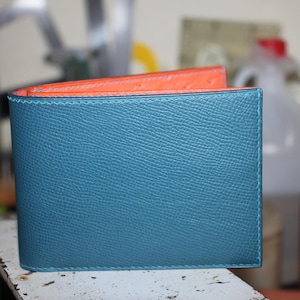Cartera plegable hecha a mano - Piel de Epsom azul e interior de avestruz naranja, cartera fina para hombre, cartera de piel de lujo, regalo personalizado