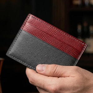 Tarjetero de piel de becerro texturizada negra con diseño de lagarto rojo, hecho a mano, para hombre.