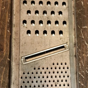 Vintage cheese/vegetable grater the housewife