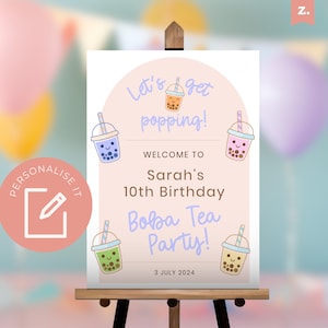 Peut inclure: Une pancarte d'accueil rose et marron pour une fête d'anniversaire de 10 ans avec le texte "Let's get popping!" et "Welcome to Sarah's 10th Birthday Boba Tea Party!"  La pancarte présente une illustration de tasses de boba tea avec des visages souriants. La date "3 JULY 2024" est imprimée en bas de la pancarte.