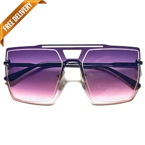 Puede incluir: Un par de gafas de sol cuadradas con montura negra y lentes degradados de color rosa y morado.